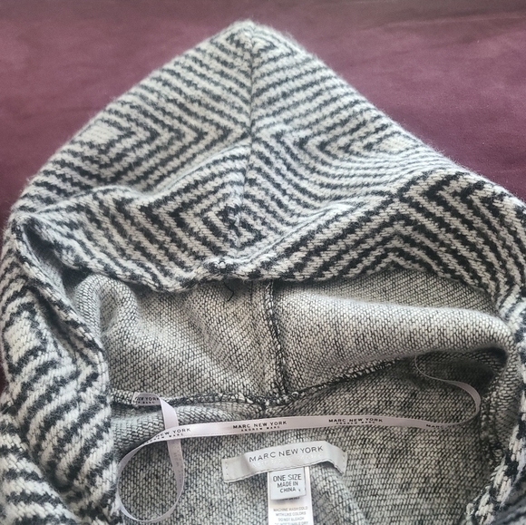 NEW YORK Andrew Mark beautiful Poncho w/hood and snap buckle.Fringed ends.Dressy - Picture 6 of 7